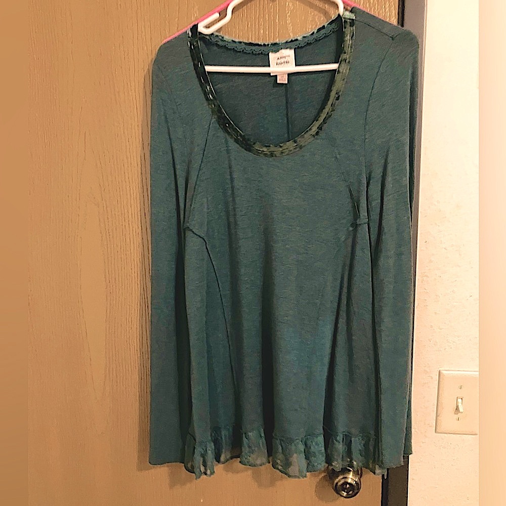 Long sleeved M green top w lace on bottom hem and velvet trimming the color